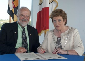 Councillor, Barbara Murray, Mayor of the County of Cork and John P. McDonough, Maryland Secretary of State at the formal signing of a Friendship Agreement between the State of Maryland, United States of America and Cork County at Cork County Hall.