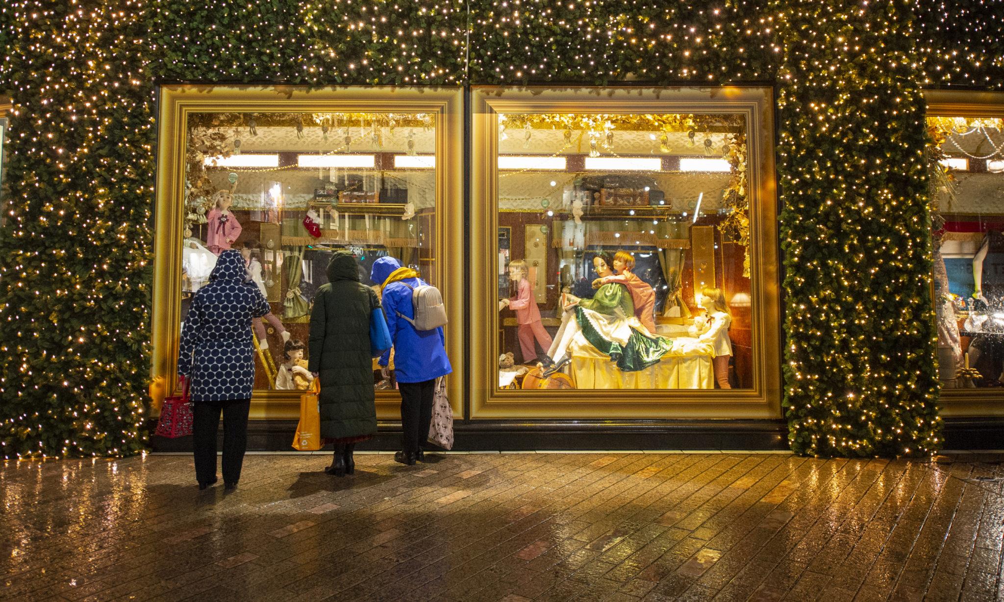 Brown Thomas Cork unveils Traditional Christmas Window Display