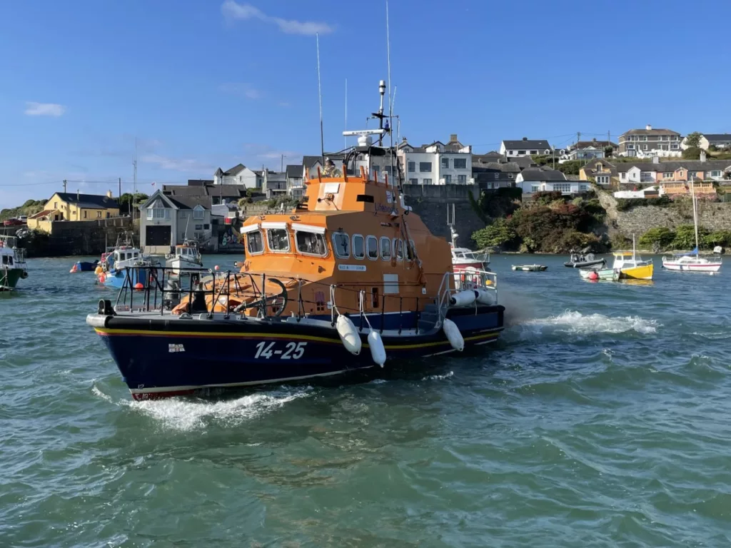 Ballycotton RNLI rescues 12 people from passenger boat with engine trouble off Ballycotton lighthouse - Vimarsana News